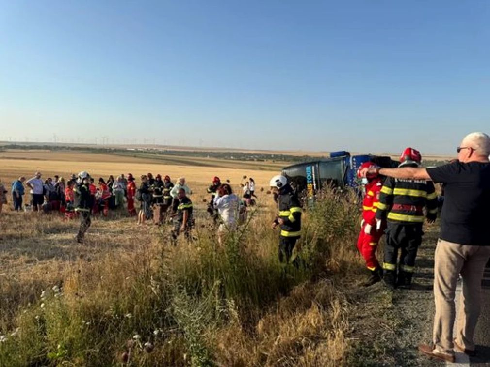 VIDEO Un autocar cu 60 de ucraineni s-a răsturnat. Ce greșeală a făcut șoferul?