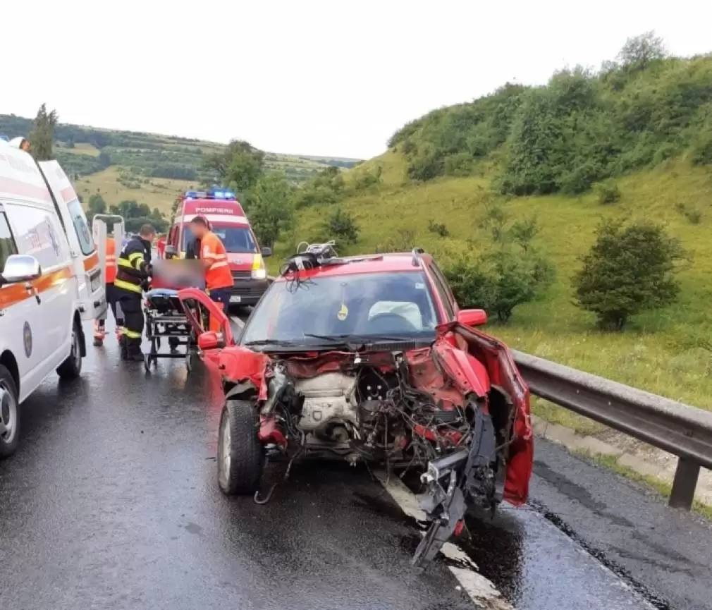 Șofer rămas încarcerat după ce s-a izbit de un camion