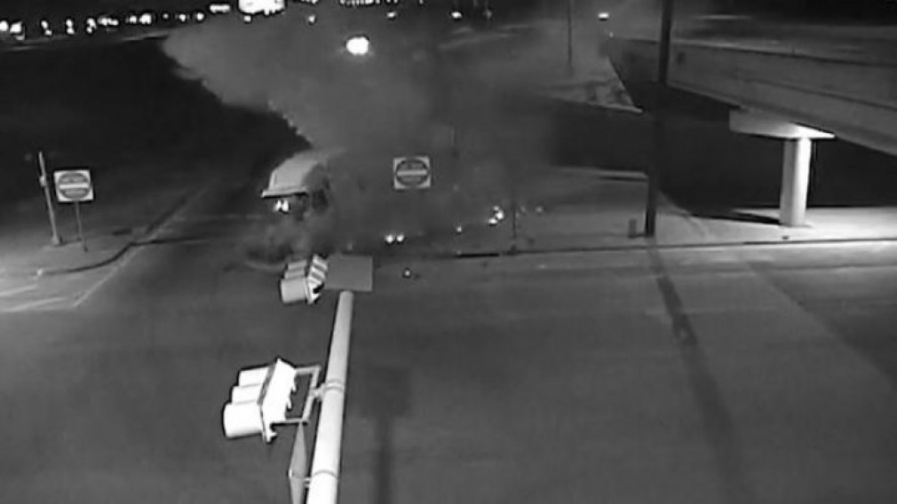 VIDEO! Șoferul unui TIR a adormit la volan și a zburat cu mașina de pe pod