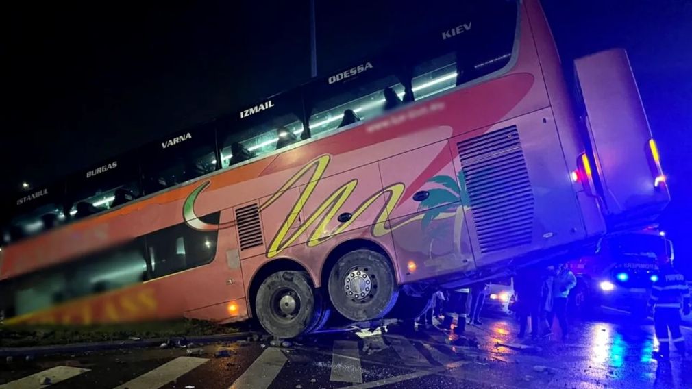 VIDEO Autobuz cu 24 de pasageri s-a răsturnat? Câți pacienți sunt la spital?