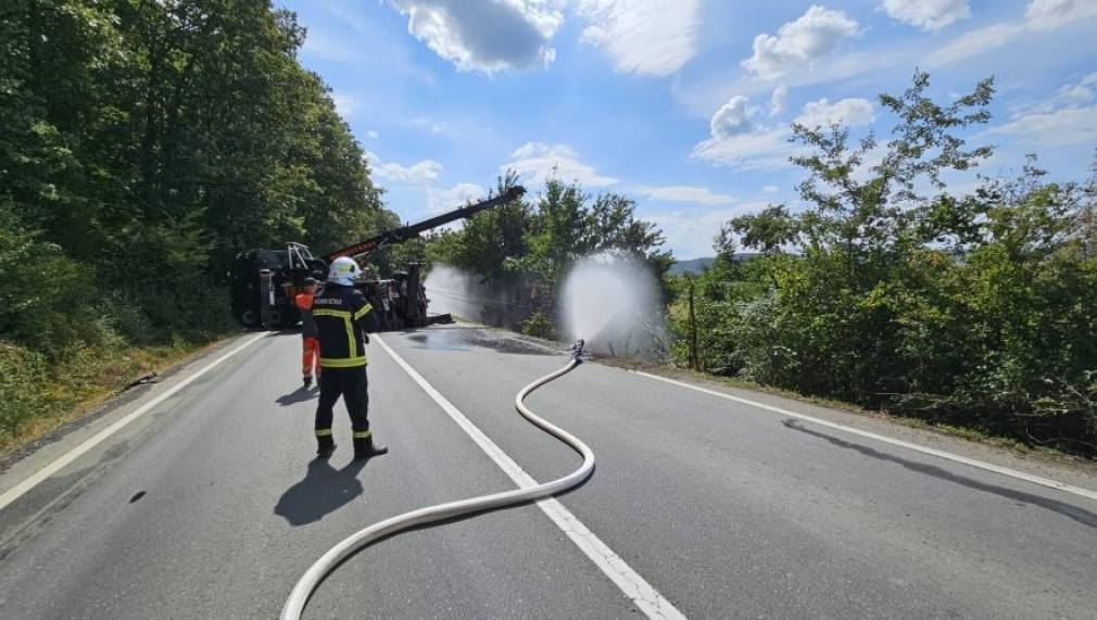 Firma a cărui camion încărcat cu gaz s-a răsturnat, amendată cu 60.000 lei