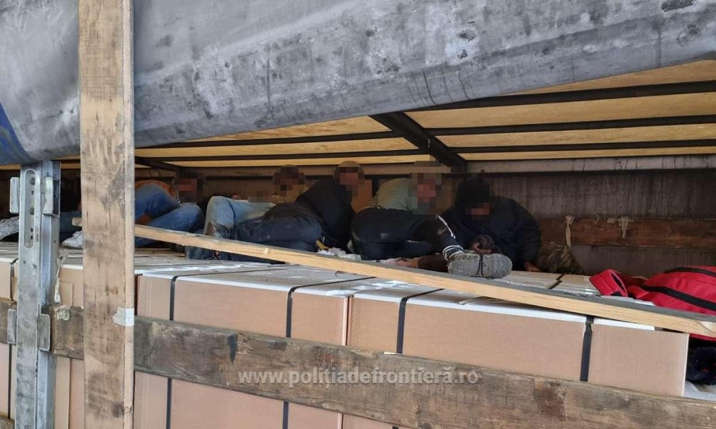 VIDEO Unsprezece cetăţeni asiatici, ascunși în remorca unui camion ce ducea frigidere