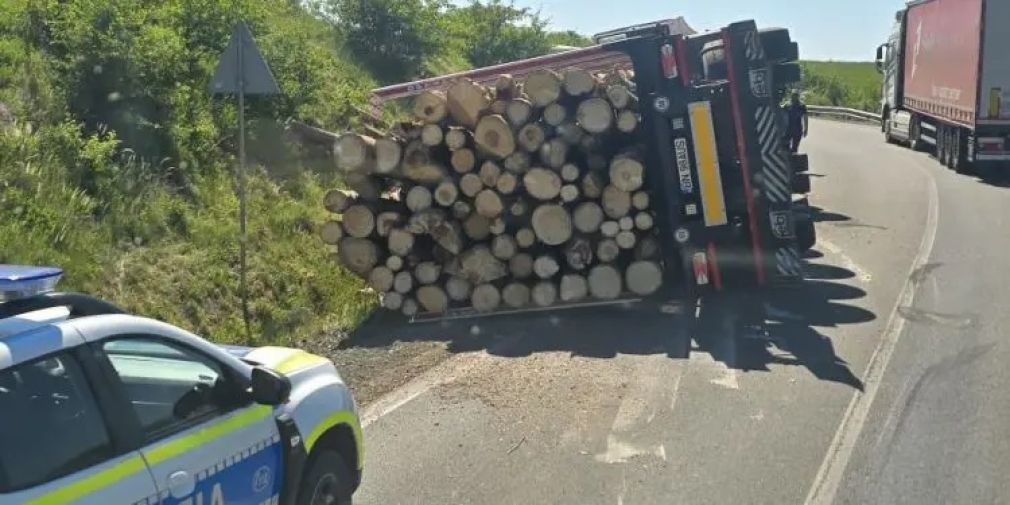 Camion la pământ după ce a explodat o anvelopă