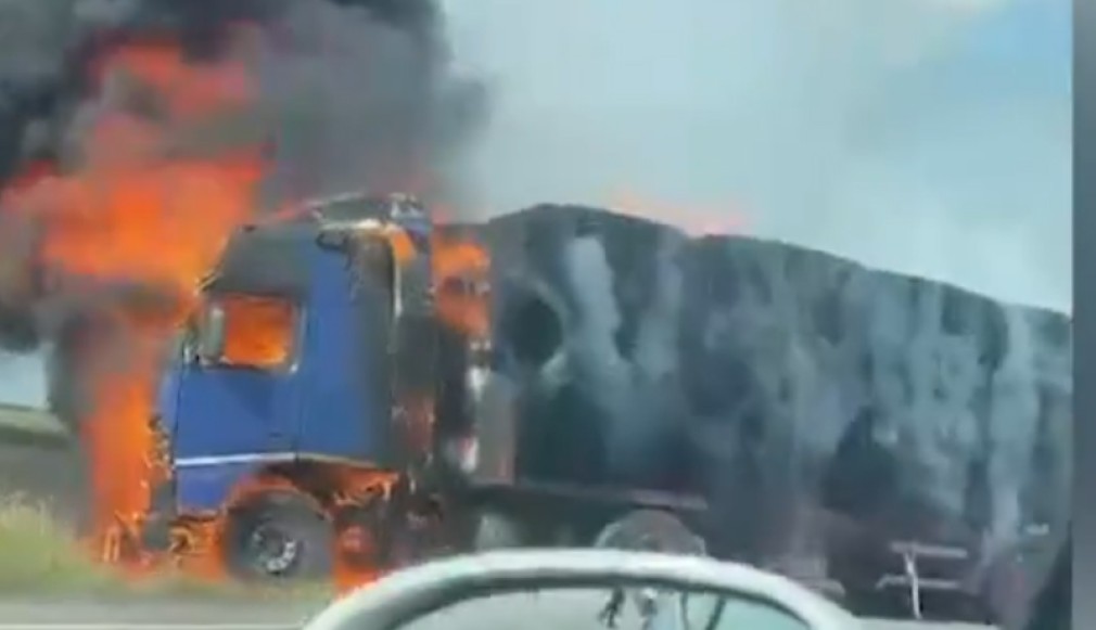 VIDEO. Un camion încărcat cu baloţi s-a făcut scrum pe o şosea din Dolj