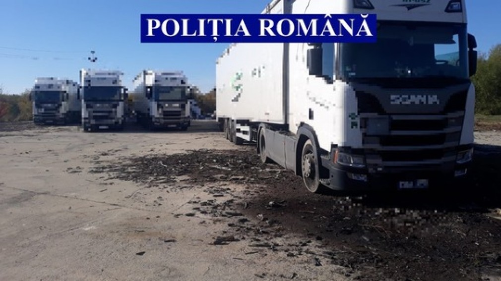 Cinci camioane din Italia, reținute de poliție în timp ce descărcau, ilegal, deșeuri în Timiș