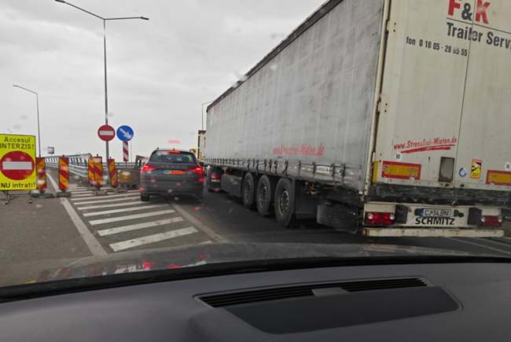 Șoferii de camioane așteaptă peste 3 ore să iasă pe la Vama Borș