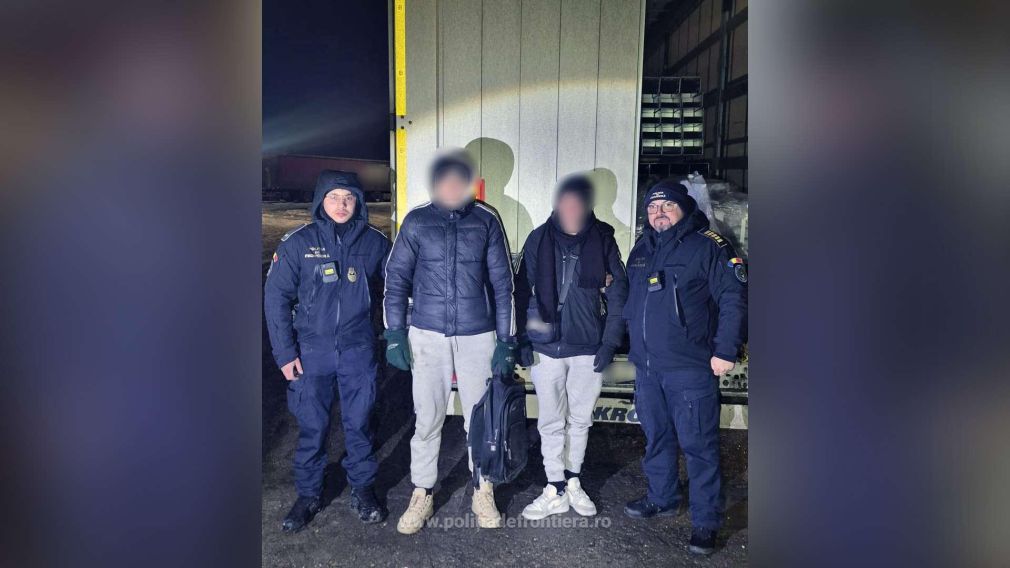 Cetățeni străini depistaţi ascunși într-un camion ce transporta bariere metalice