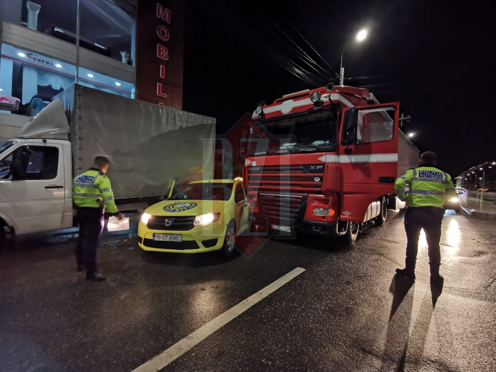 Un camion a intrat în coliziune cu un taxi la Iași