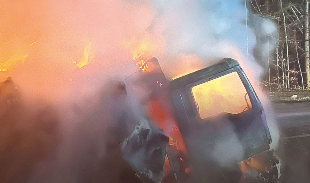 Un camion cu marfă a ars ca o torţă