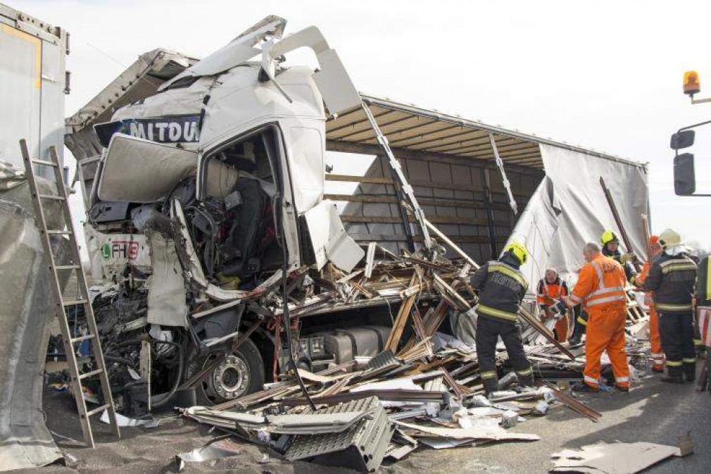 Patru camioane s-au lovit pe o autostradă din Ungaria. Un șofer profesionist român a murit