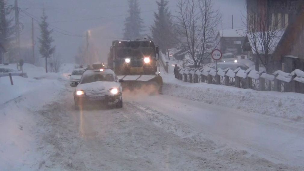 4.000 lei amendă pentru drumarii care nu au intervenit. Un camion a derapat pe polei