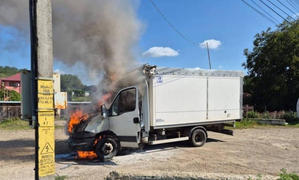 Un camion cu porumb e în flăcări