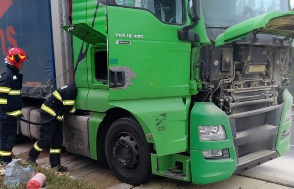 Un camion e în flăcări pe autostradă