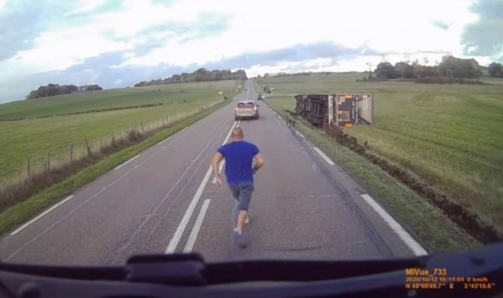 VIDEO: Franța. Un șofer profesionist român a salvat viața unui coleg, după un accident