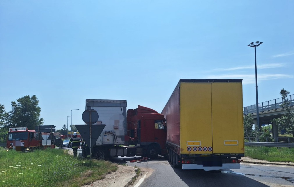 Două camioane s-au ciocnit în județul Argeș