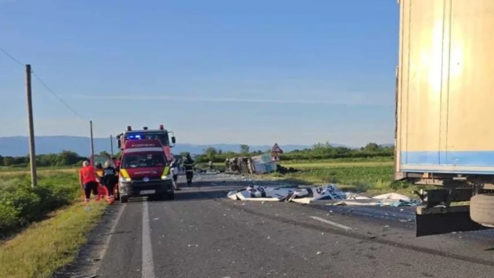 Un mort și doi răniți, după impactul violent dintre două camioane