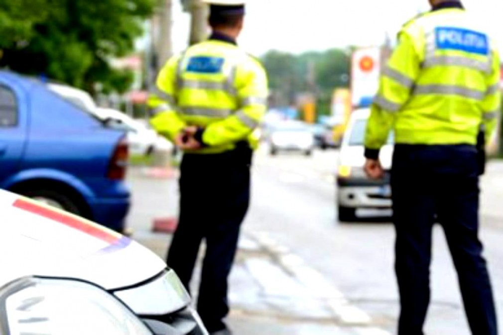 Poliţiştii au oprit, după o urmărire, o maşină condusă de un băiat de 16 ani
