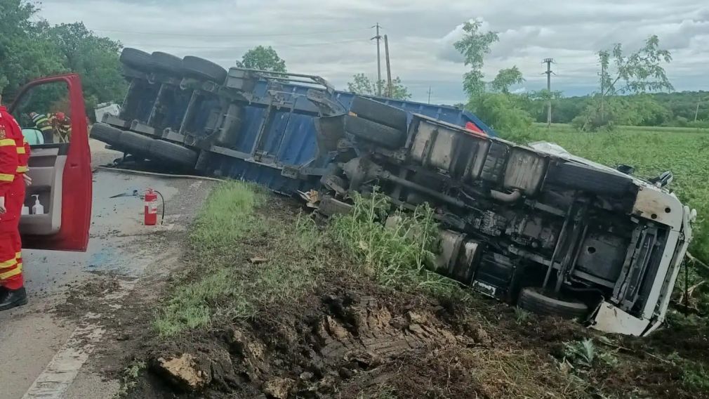 Un camion cu cereale s-a răsturnat pe o parte