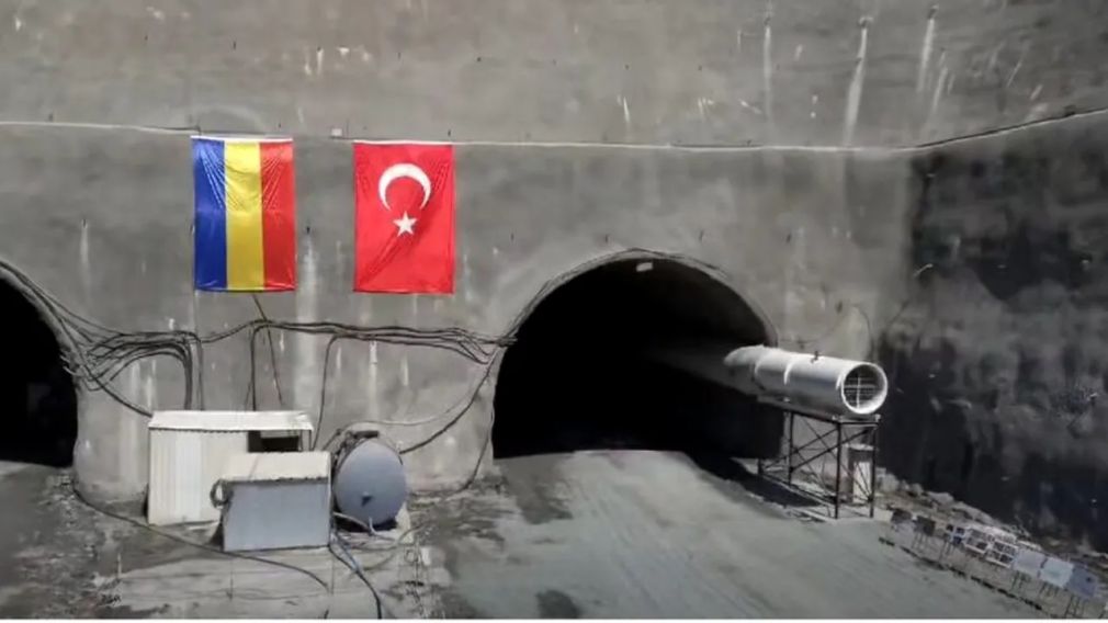 VIDEO A fost străpuns tunelul de 900 metri de la Robești pe autostrada Sibiu-Pitești
