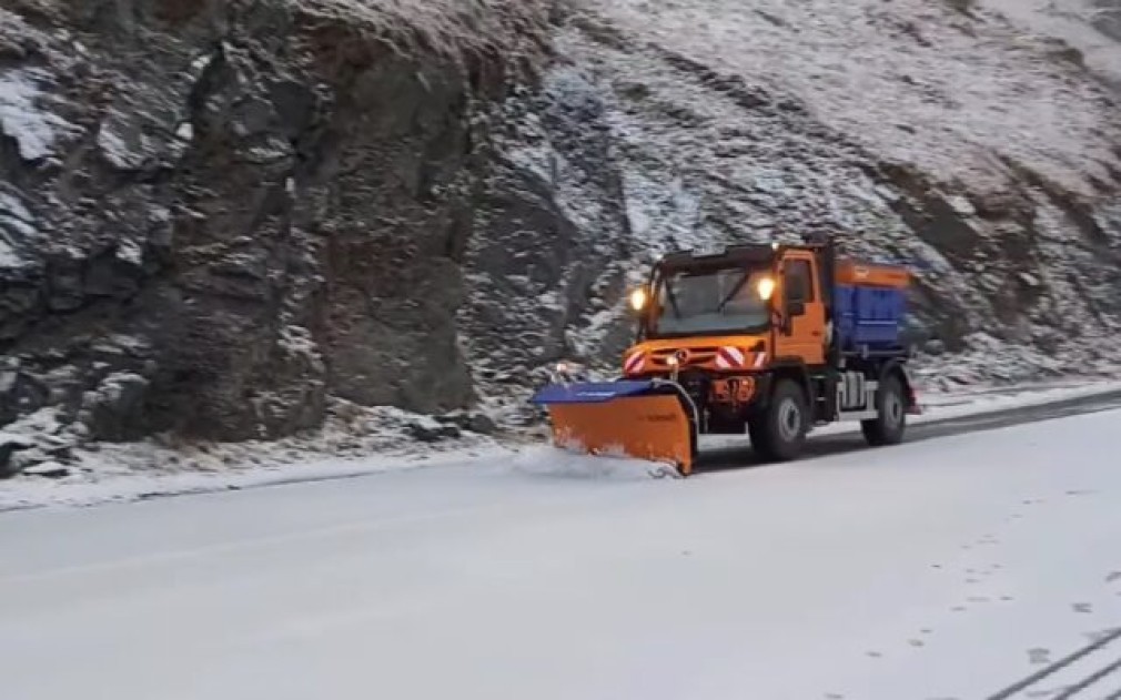VIDEO Drumul este deschis pe Transfăgărășan deși a nins