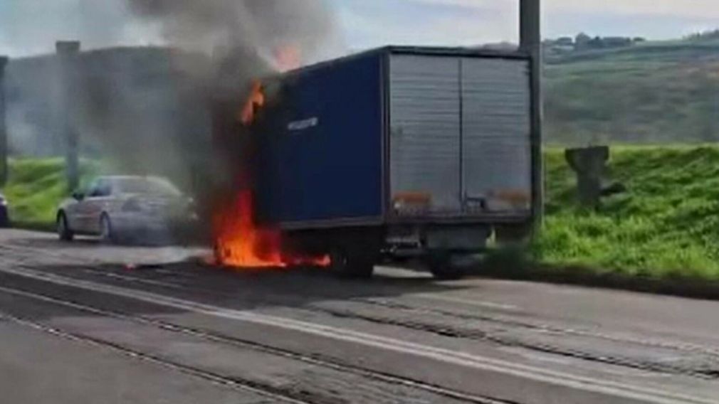 VIDEO Un camion cu colete a luat foc. Care a fost cauza?