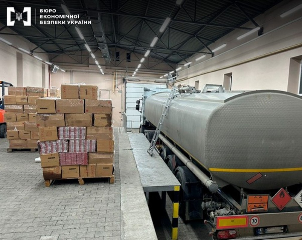 Cernăuți. 65.000 de pachete cu țigări care ar fi trebuit să ajungă în România, descoperite într-un camion cisternă