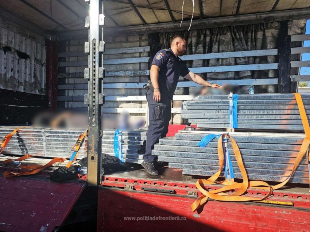 Doi migranți marocani, găsiți inconștienți într-un camion cu marfă venit din Turcia
