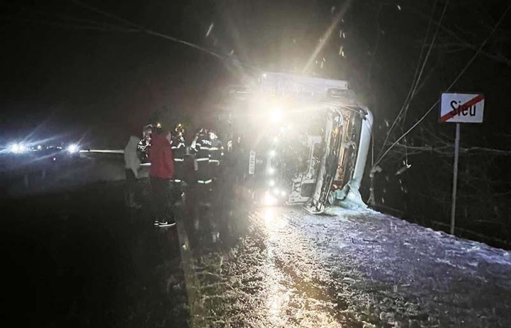 VIDEO. Un camion a derapat pe zăpadă și s-a răsturnat peste un autoturism