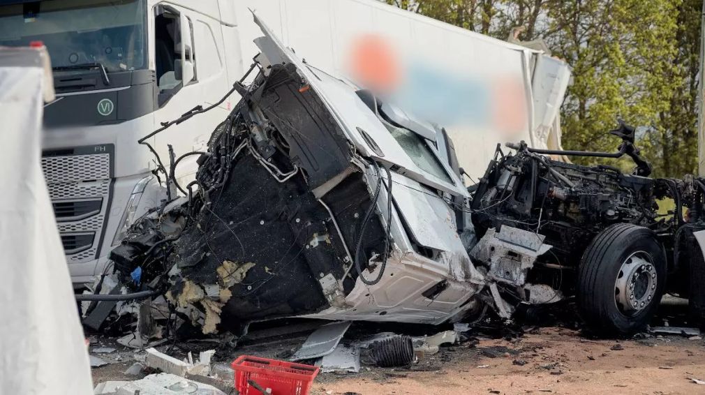 Șofer român mort. A intrat cu camionul în alt camion staționat pe banda de urgență