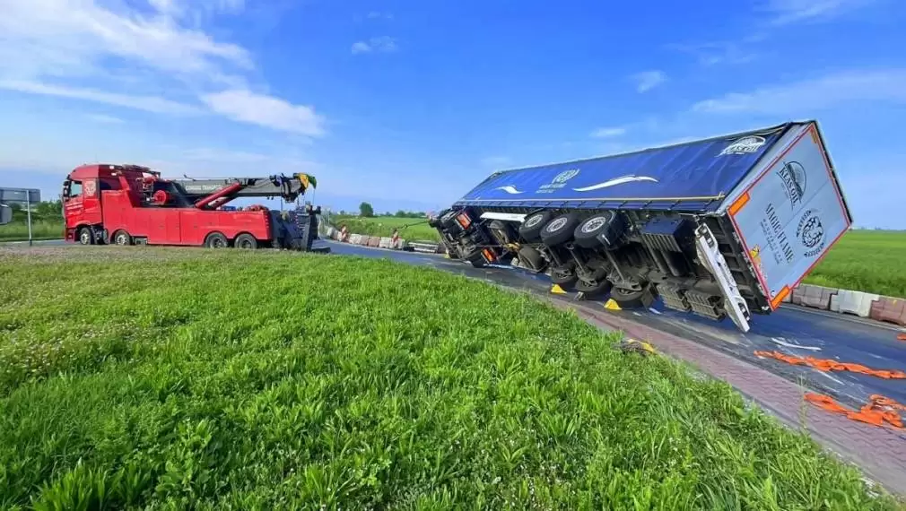 Un camion s-a răsturnat într-un sens giratoriu din Arad