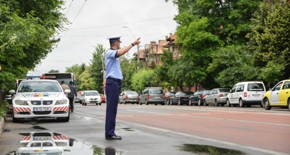 Poliţiştii rutieri au dat 64 de amenzi şi au reţinut 17 permise de conducere într-o noapte