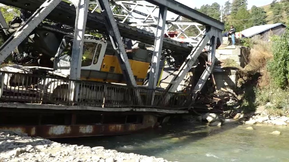 Ce măsuri s-au luat după ce un pod metalic s-a prăbușit sub greutatea unui camion în Bacău?