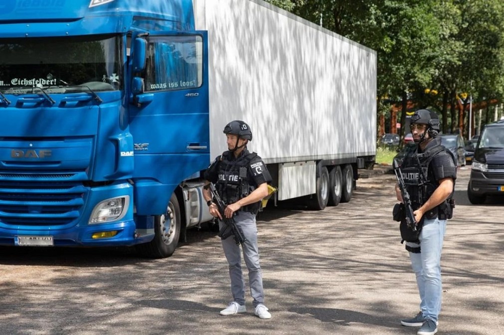 Olanda. S-a aflat de ce camionul unui șofer profesionist maramureșean a fost păzit de polițiști înarmați