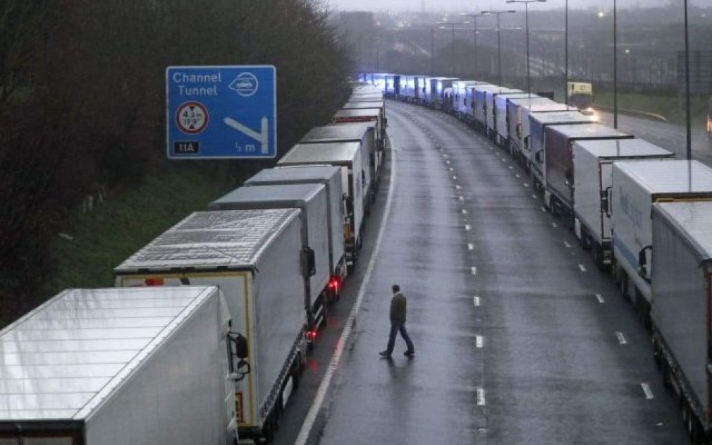 VIDEO. Sute de români - șoferi de camion, dar și pasagerii unor autocare -, blocați în UK