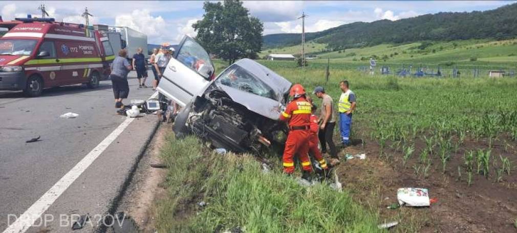 Trei răniţi în urma unei tamponări dintre un camion şi o autoutilitară