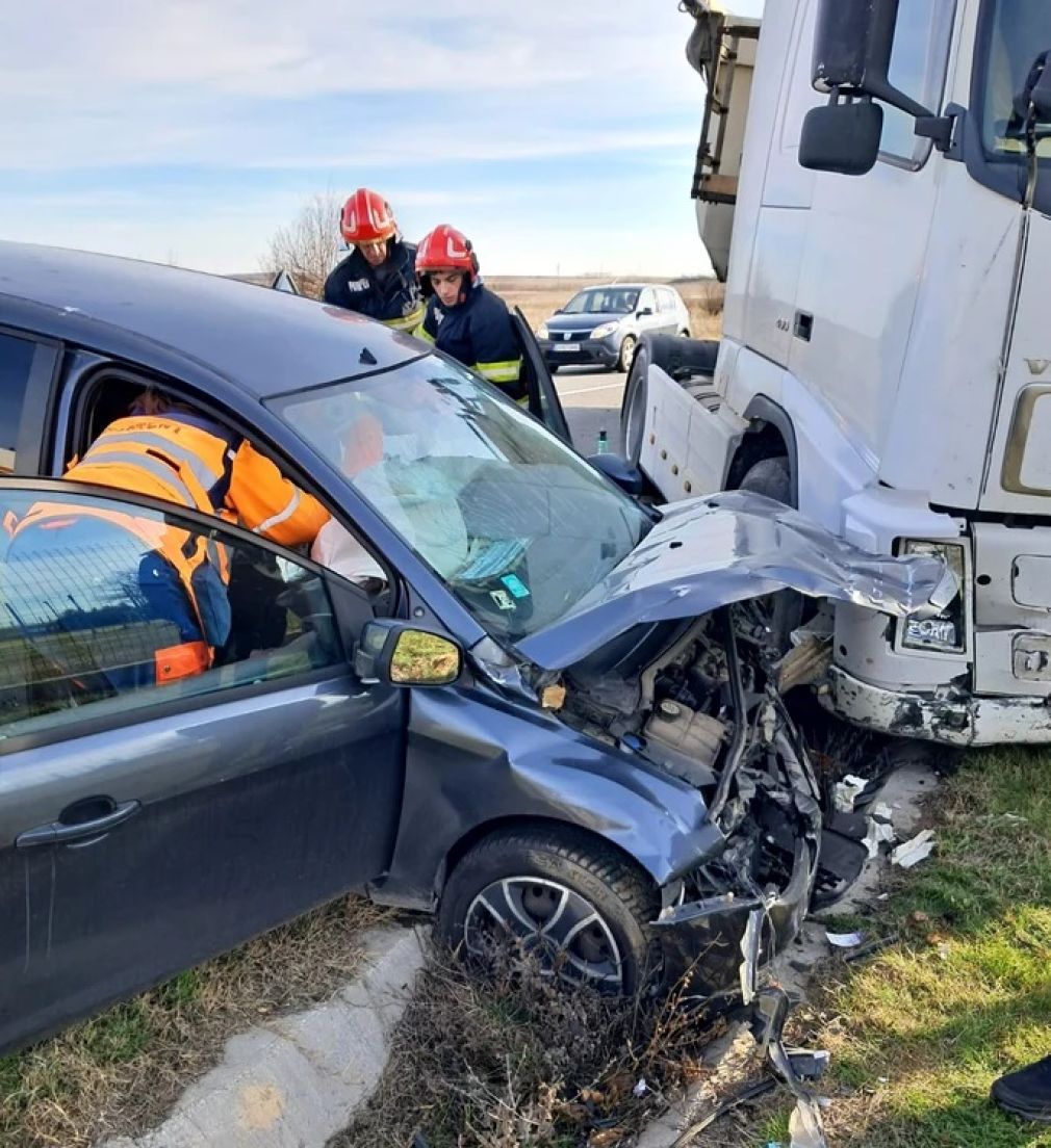 Un camion a intrat pe contrasens. Un bărbat e mort