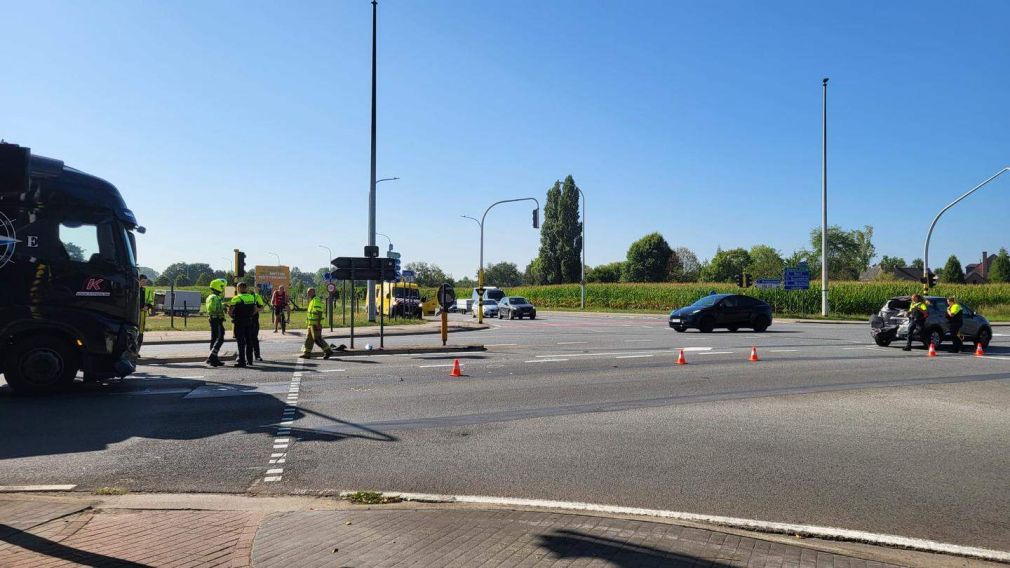 O șoferiță din România a intrat cu camionul în mașina unui cuplu. Un bebeluș e la spital