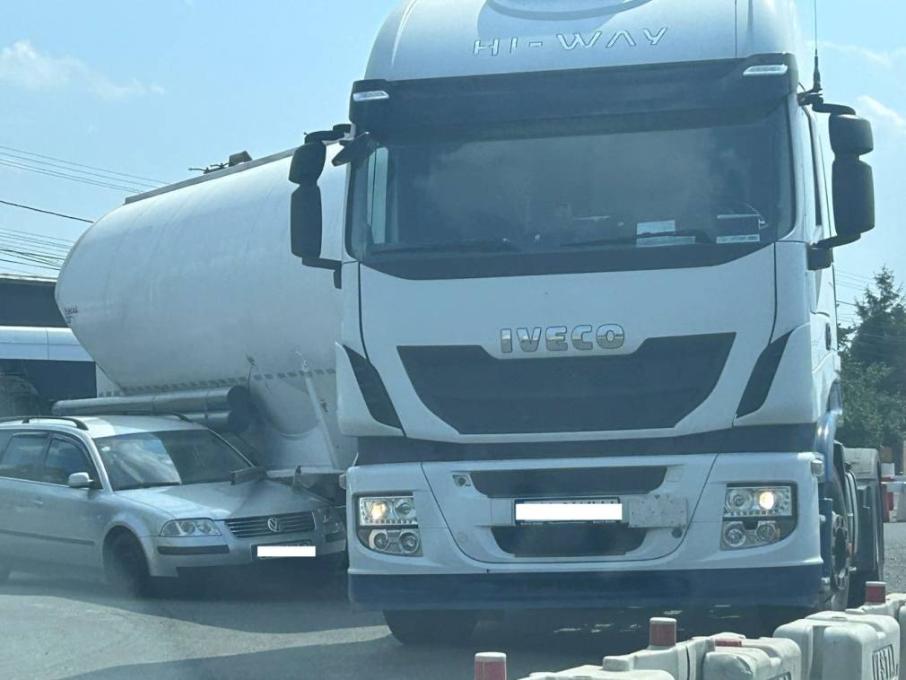 Un camion a rămas blocat într-un rond. Ce s-a întâmplat?