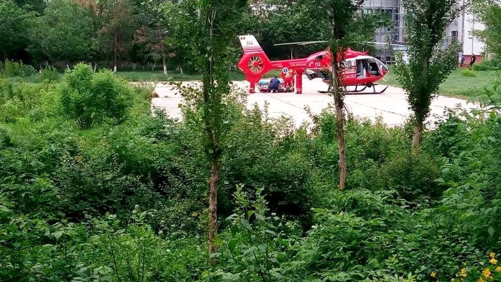 3 răniți după ciocnirea dintre un camion și o mașină