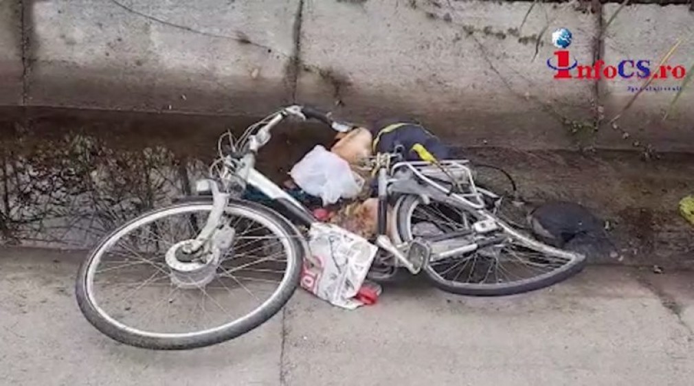 VIDEO. Un biciclist, încărcat cu bagaje, a virat brusc, iar un camion nu l-a mai putut evita