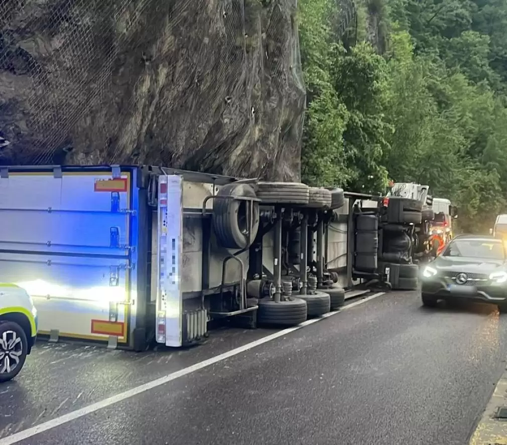 Valea Oltului, blocată. Un camion s-a răsturnat