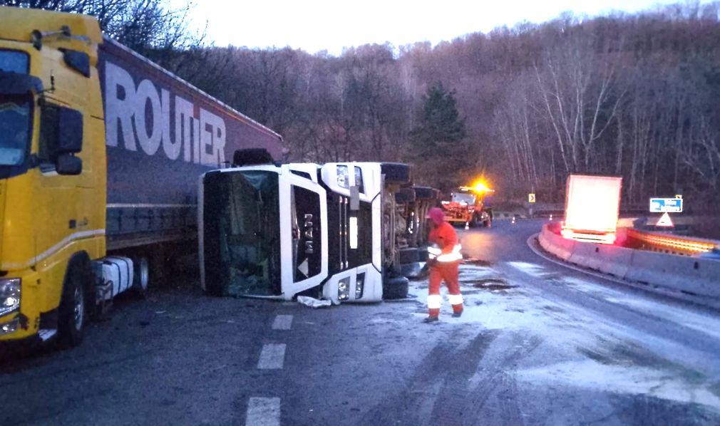 Camion răsturnat pe DN 7, între județele Vâlcea și Argeș. Trafic blocat
