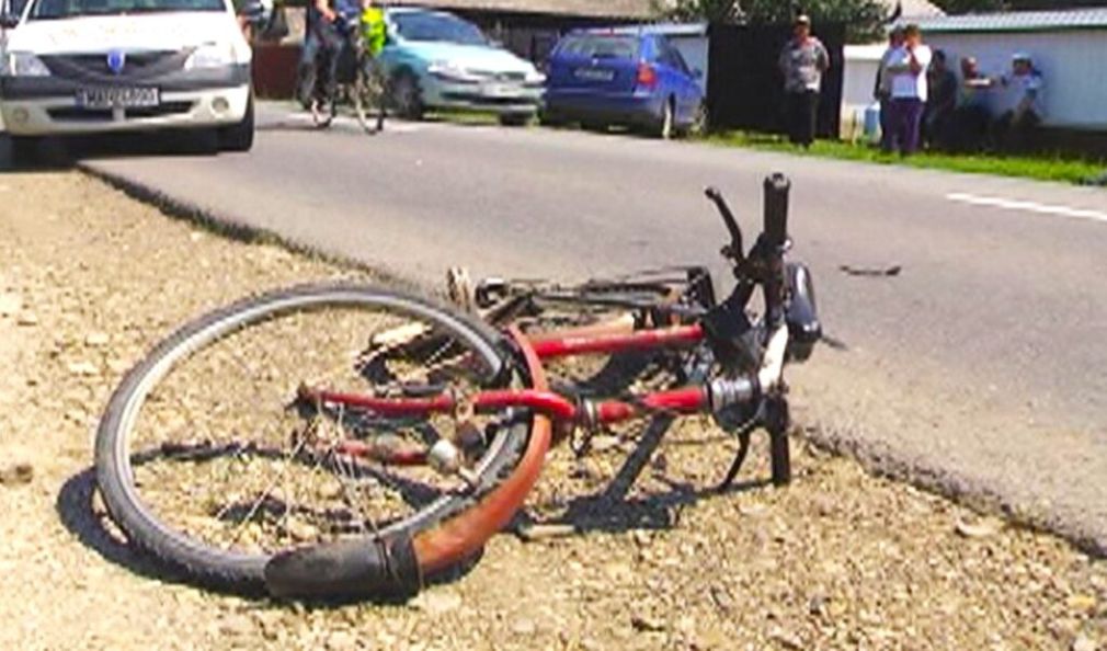 Un biciclist spulberat de camion a murit. Medicii nu l-au mai putut salva