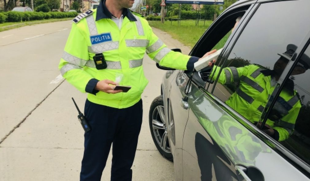 Un șofer de camion nu a acordat prioritate. O femeie a fost dusă la spital