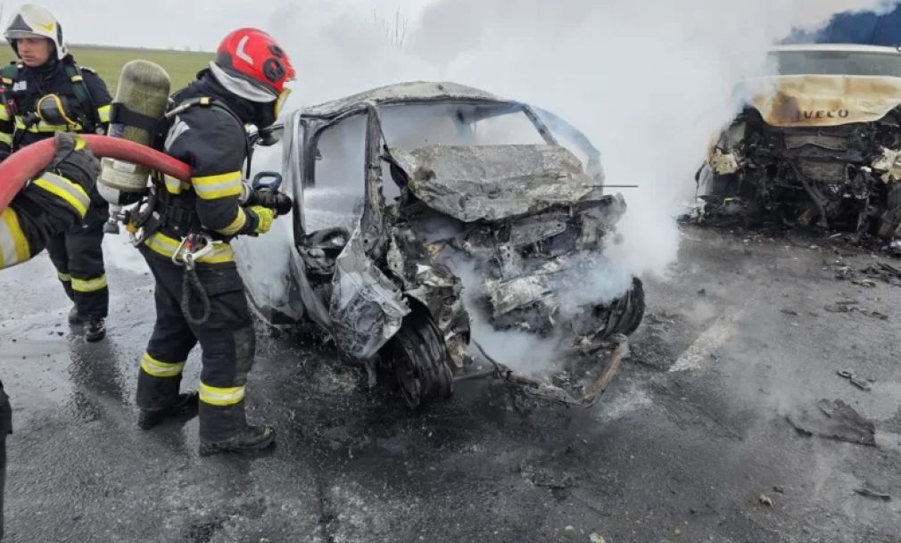 Autoturism în flăcări după impactul cu un camion. Șoferii au murit