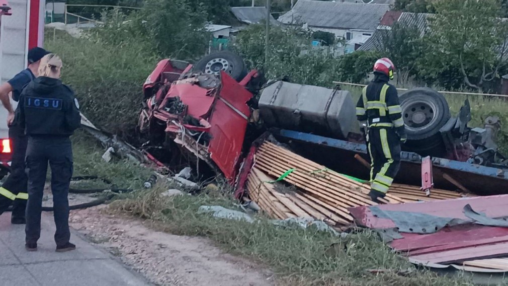 Camion condus de un şofer din Ucraina, răsturnat într-o curbă