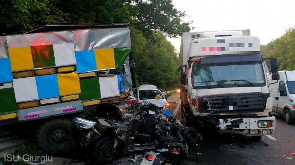 Un mort după ce un autocamion a lovit un vehicul ce transporta stupi