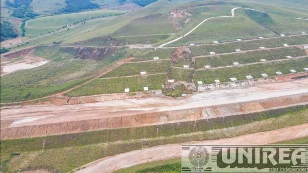 VIDEO. Alunecare masivă de teren pe Autostrada Sebeș - Turda. Lucrările sunt mult întârziate