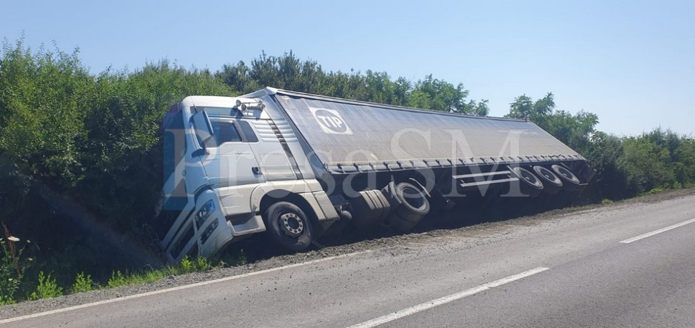 SATU MARE. Un camion cu semiremorcă a ajuns în șanț