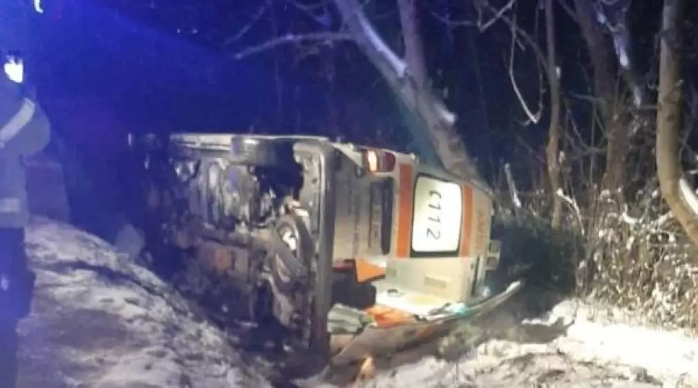 VIDEO.O ambulanță care transporta o gravidă s-a răsturnat în șanț